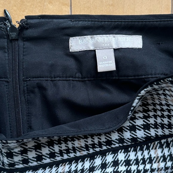 Banana Republic Houndstooth Skirt in size 0 - Picture 3 of 9